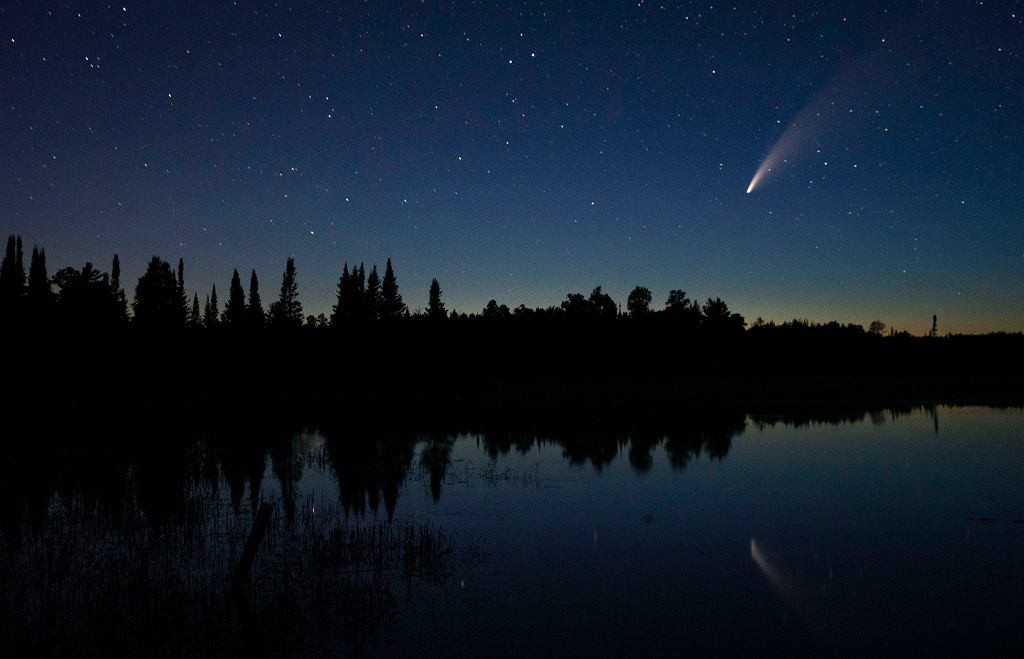 Kometa Neowise Rozwinęła Aż Trzy Warkocze. Świat Podziwia  Astronomy Picture Of The Day Neowise